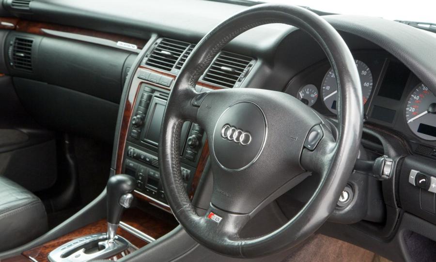 Интерьер Audi S8 (D2) 1999 года  (UK) (фото 20 из 39)